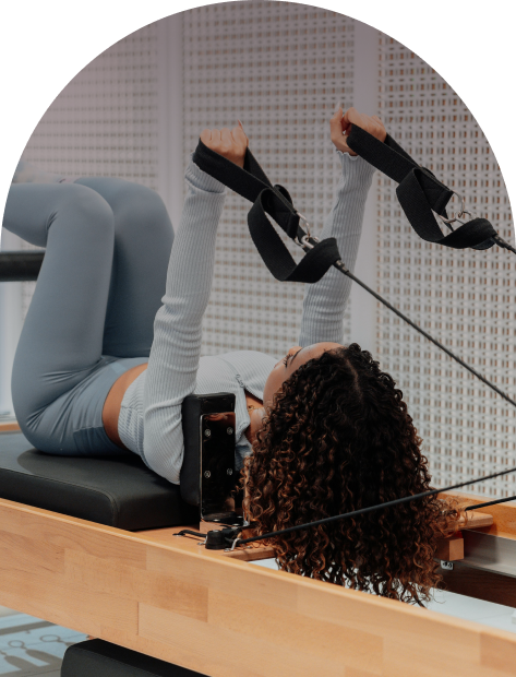 Pilates con attrezzi elastici che aiutano ad effettuare i movimenti corretti
