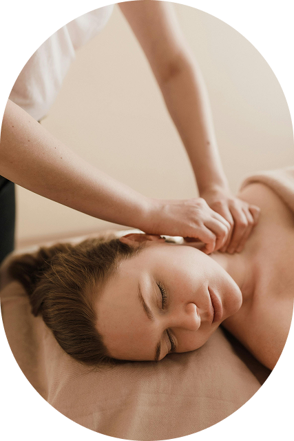 Donna che si presta ad un trattamento ayurvedico