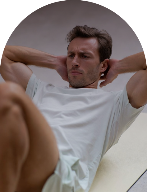 Uomo che pratica pilates matwork in un centro Amitài